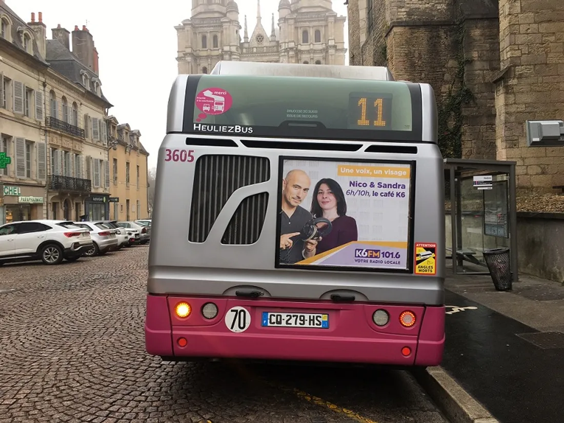Une campagne publicitaire pour K6FM a commencé avec des affiches à l'arrière des bus Divia